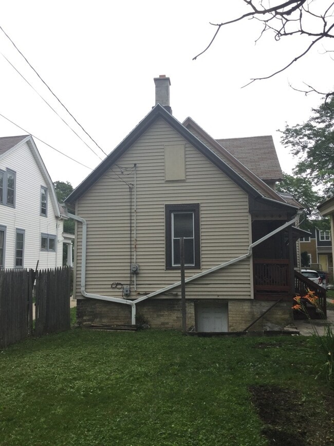Building Photo - 3 bedroom Single Family ( Harambee )