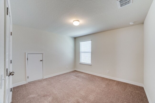 Building Photo - 2999 sq ft 4 Bedroom 3.5 Bathroom 2 Story in Waterford Park!