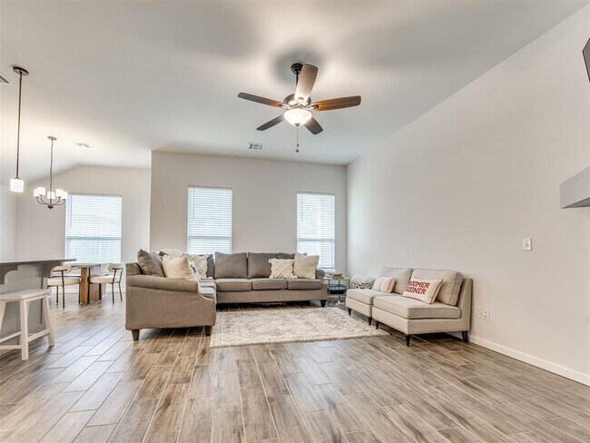 Building Photo - 2323 Arcady Ave