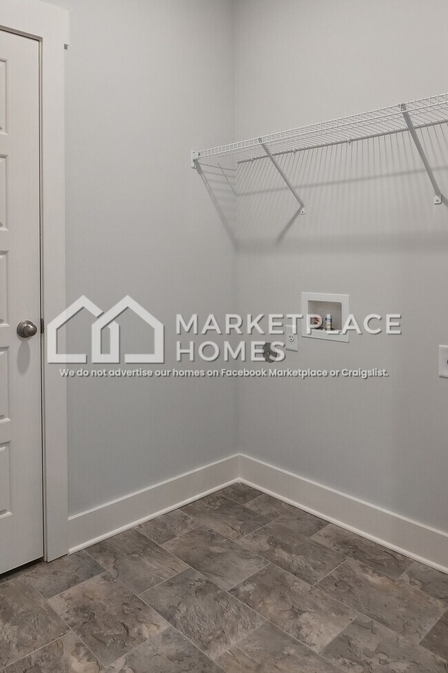 Building Photo - 2070 Hyacinth Ln