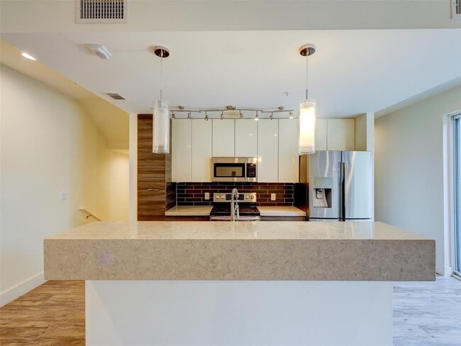 Building Photo - 604 N Bluff Dr