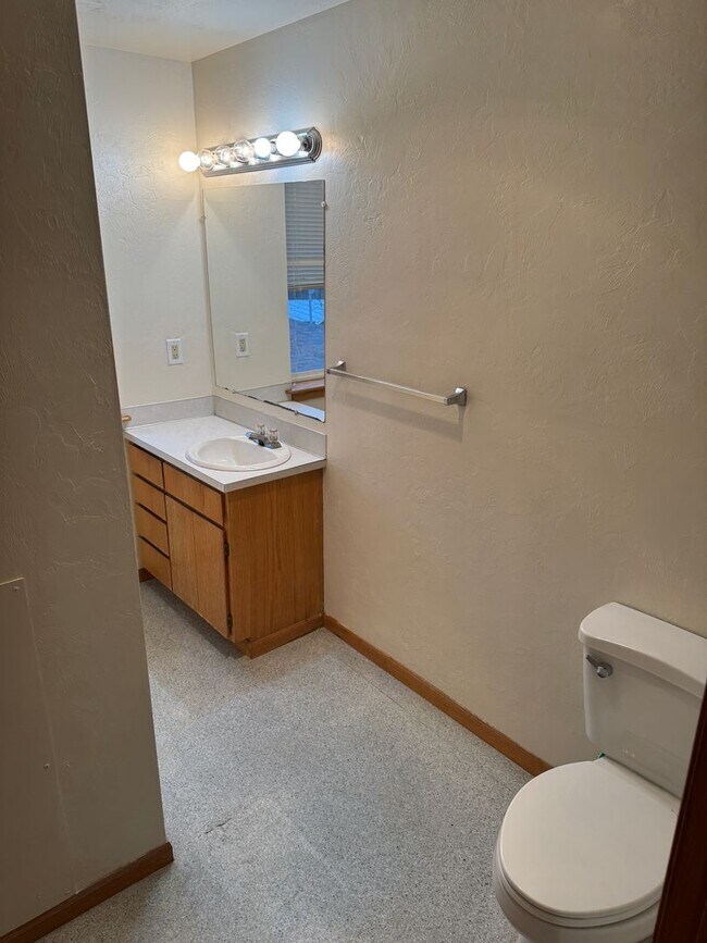 Building Photo - Updated 2 bedroom 1.5 bath duplex!