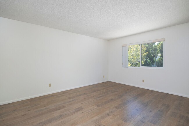 Building Photo - *MOVE-IN SPECIAL* 2BR in Oceanside with W/D Hookups and Garage
