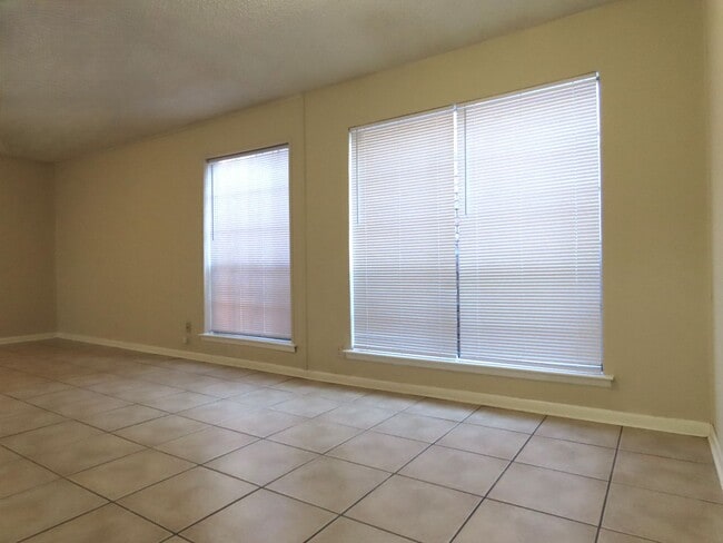 Building Photo - South Tyler! Spacious 3 Bedroom, 2 Bath Du...