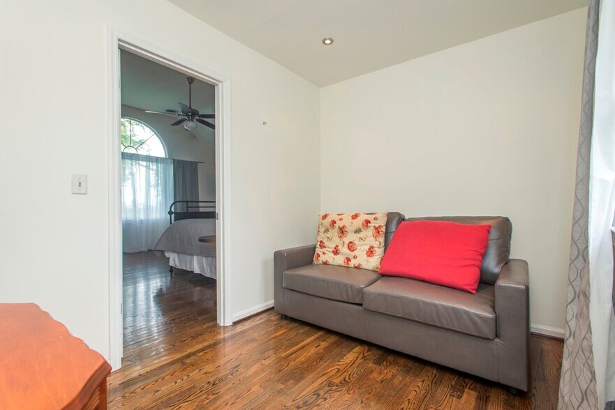 Master Bonus Room - 1803 Ashwood Ave