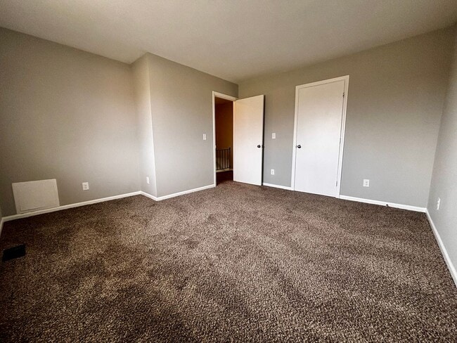 Building Photo - Newly Renovated 2 bedroom 1.5 bath townhou...