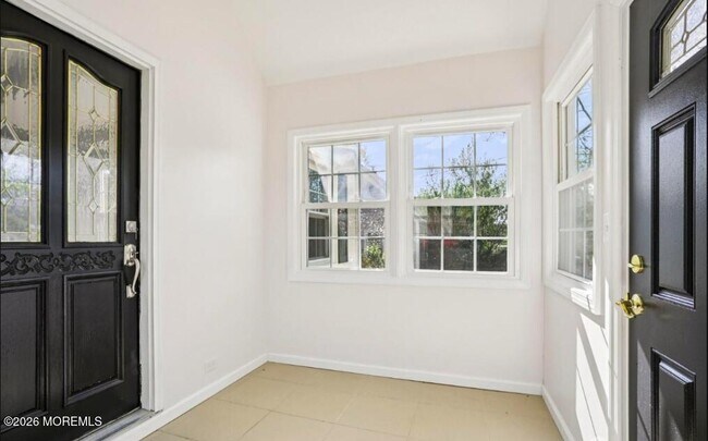 Building Photo - 99 Ravine Dr