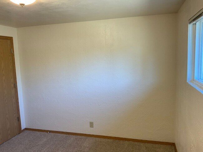 Building Photo - 2 bedroom in River Road Area