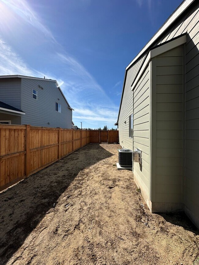 Building Photo - Beautiful Newer Model Home with Open Floor Plan, A/C & Fenced Yard!