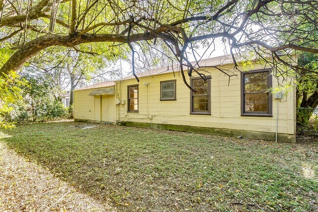 Building Photo - Ready for New Tenants- 2 bedroom 1 bath with an Additional Flex Room  Minutes from TCU- 76109