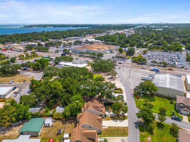 Building Photo - Fantastic 5 Bedroom in Fort Walton Beach!