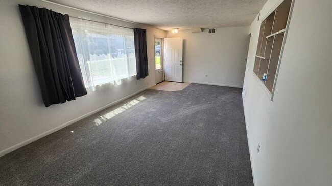 Building Photo - Amazing 3 bedroom Duplex - Super clean and ready to move in!