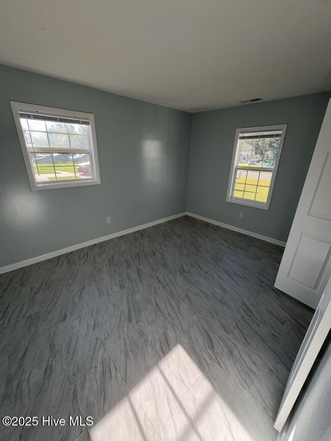 Building Photo - 304 Royal Dr