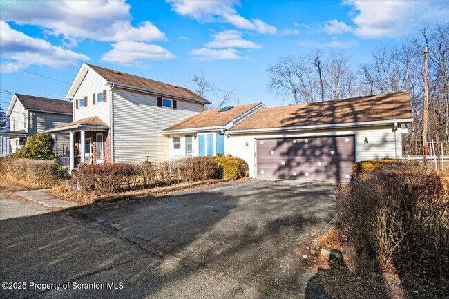 Building Photo - 134 Lampman St