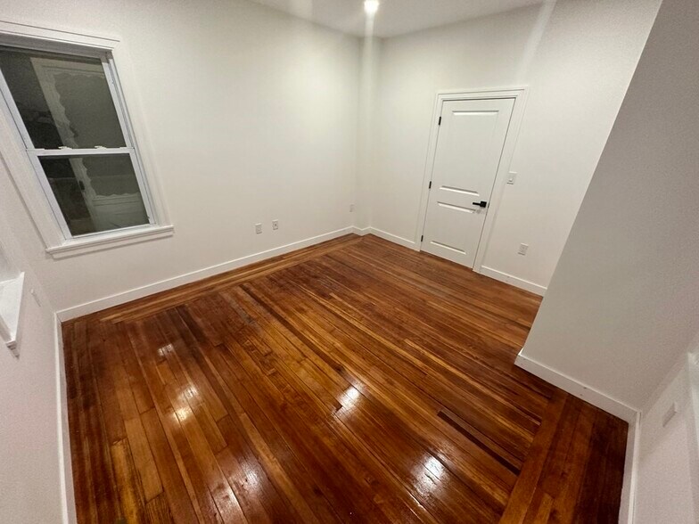 Building Photo - 82 Albertina St