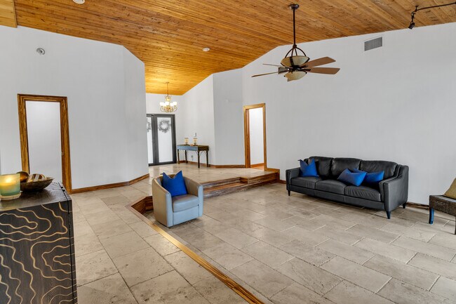 Building Photo - 13400 N Calusa Club Dr