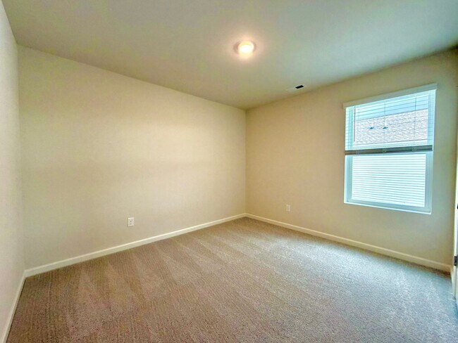 Building Photo - 913 Moray Ln