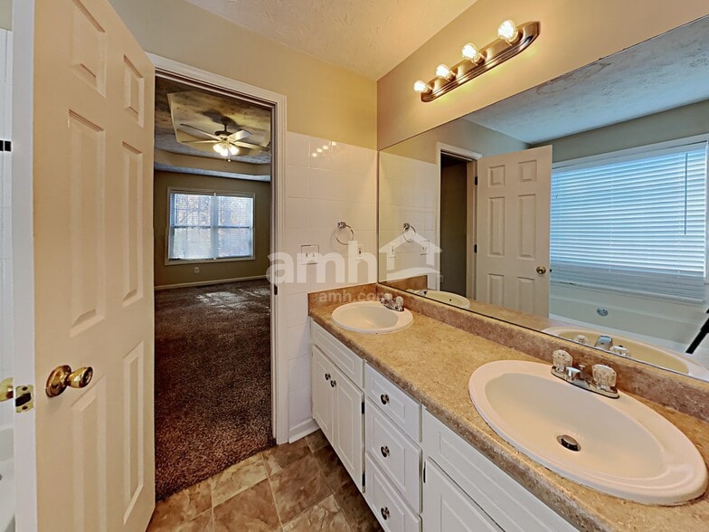 Building Photo - 2922 Oak Vista Way SW