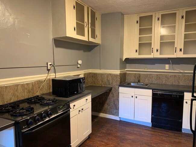 Building Photo - 929 Pleasant St