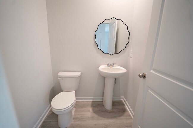 Building Photo - AVAILABLE NOW!