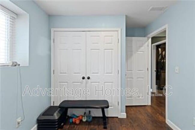 Building Photo - 11516 N Windsor Ave