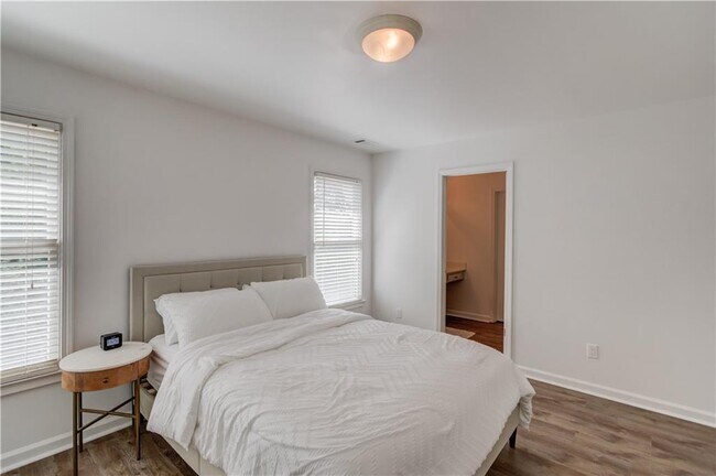 Building Photo - 2870 Roanoke Rd