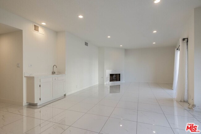 Building Photo - 4444 Wilshire Blvd