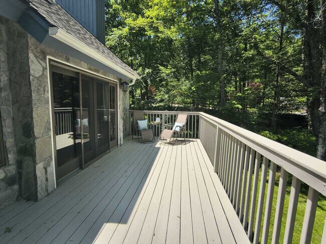 Building Photo - 421 E Hyerdale Dr