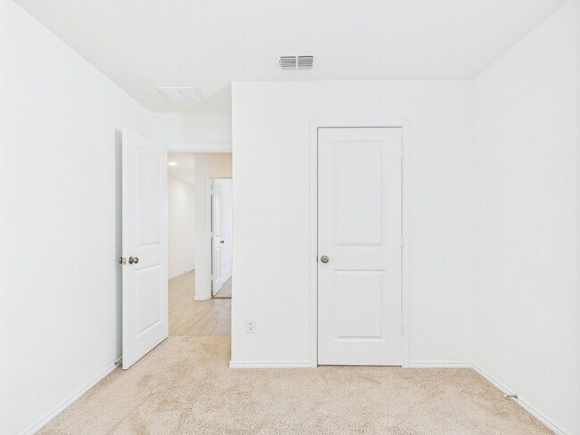Building Photo - "Open-Concept Living in Fredericksburg"