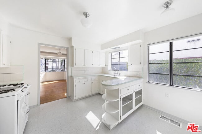 Building Photo - 1031 S Tremaine Ave