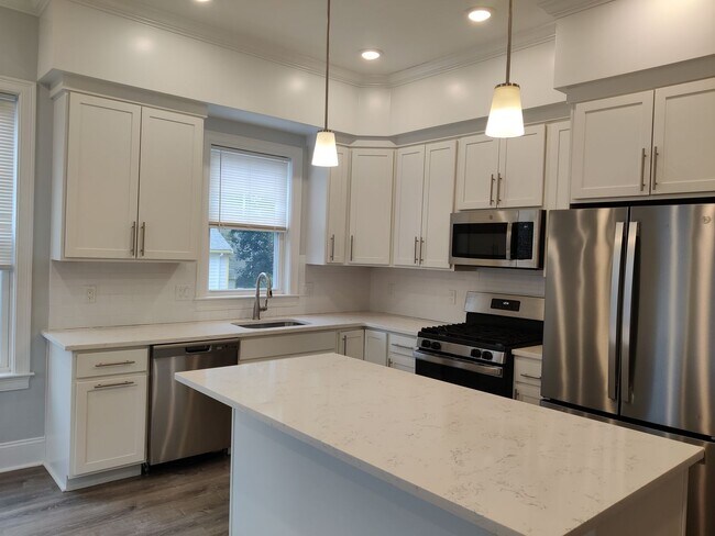 Building Photo - No Brokers Fee, No Security Deposit, In-Unit Washer and Dryer, Central Heat/AC, Heat, Parking Inc...
