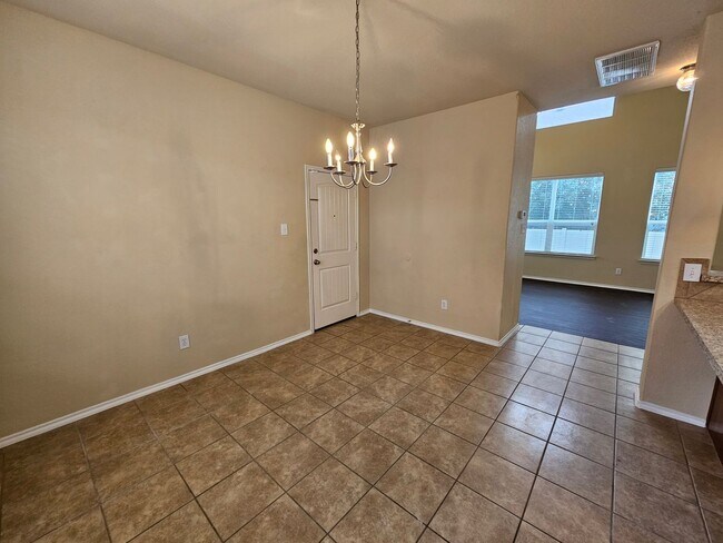 Building Photo - Available now ready for immediate move in  $500 off second month's rent move in special