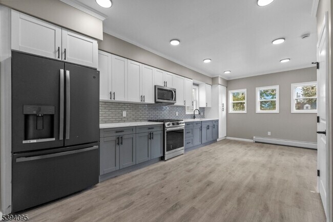 Building Photo - 1033 E 23rd St