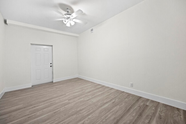 Building Photo - 1828 N Palmway