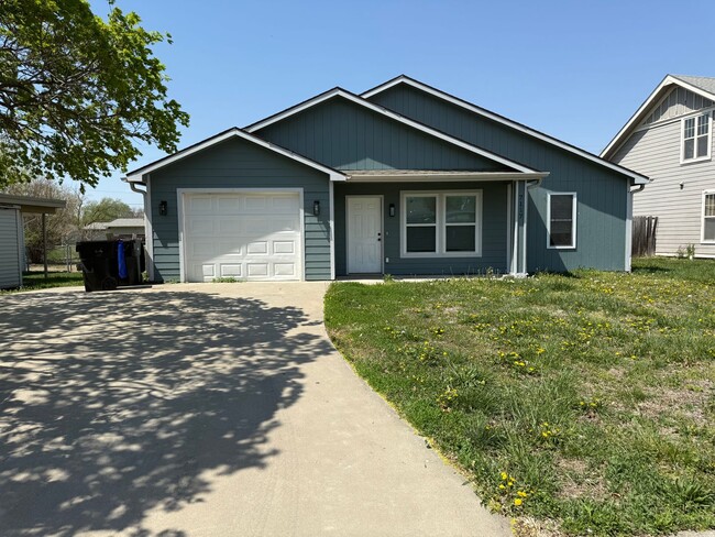 Building Photo - Updated 3 bedroom 2 bath