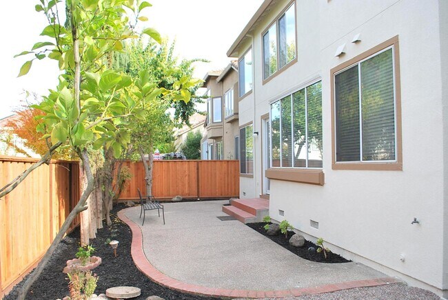 Building Photo - Updated Detached Home in Gated Fleur Du Mo...