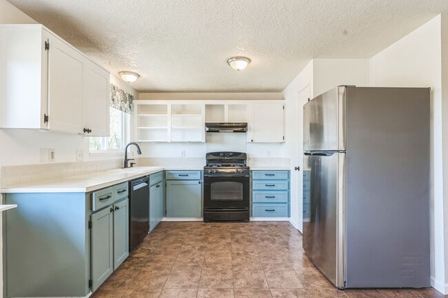Building Photo - $500 gift card with lease by 9/1/25. Water...