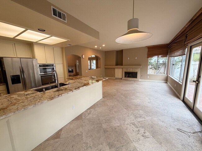 Building Photo - Beautiful 3 Bedroom, 2.5 Bathroom Newport ...