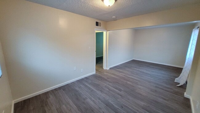 Building Photo - 6 Bedroom 3 Bath Two Story House with REMODELED Kitchen and Bathrooms Available Now!