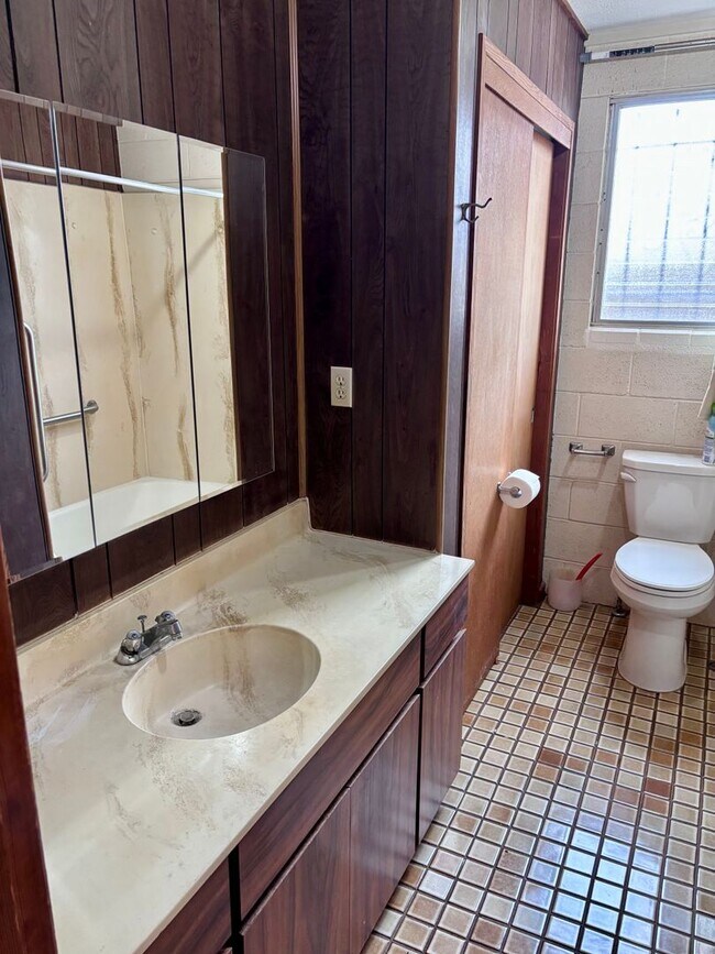 Building Photo - Available September 9, 2026 | A 3 Bedroom + Den, 1.5 bath duplex with 2 parking nested in Kaimuki