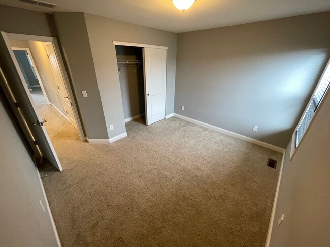 Building Photo - Large Home East Jefferson For Rent