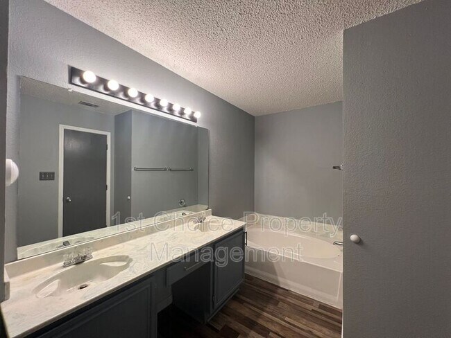 Building Photo - 7904 Fox Chase Dr
