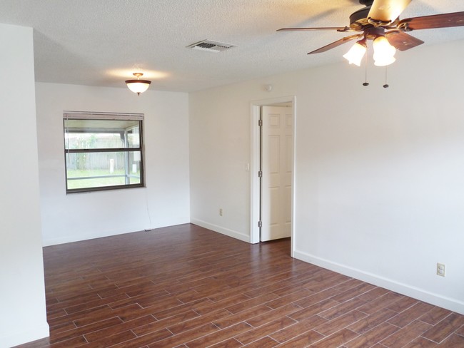 Living Room/Breakfast Nook - 1510 Oriole St