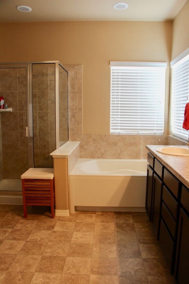 Building Photo - 6 Bed/3 Bath Rancher Close to to the North Side Hospitals