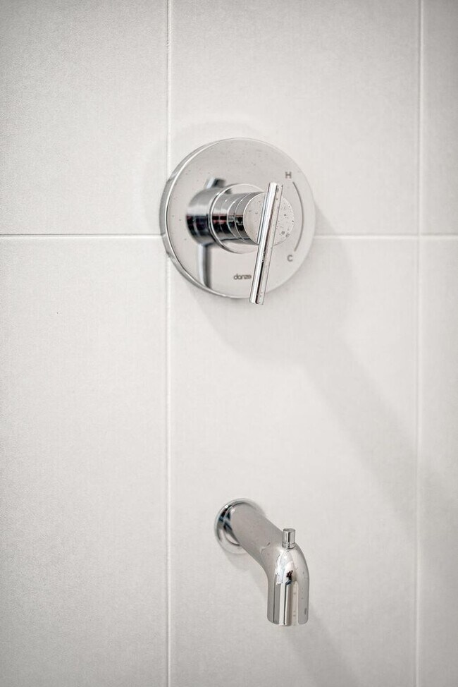 Building Photo - Stunning one bedroom unit in The Wedgewood section of town.