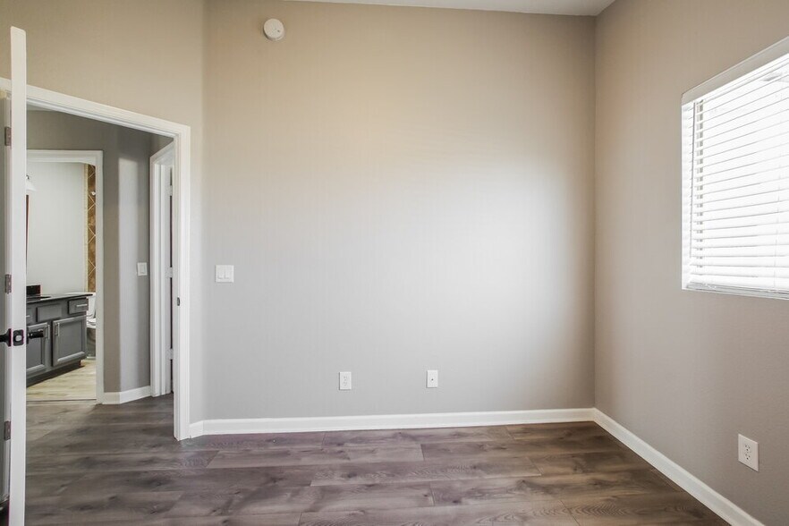 Building Photo - 1349 W Menadota Dr