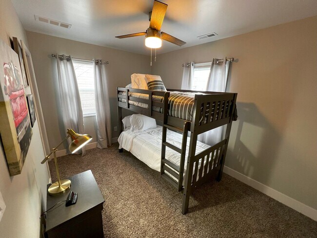Building Photo - Fully Furnished rental with excellent cent...