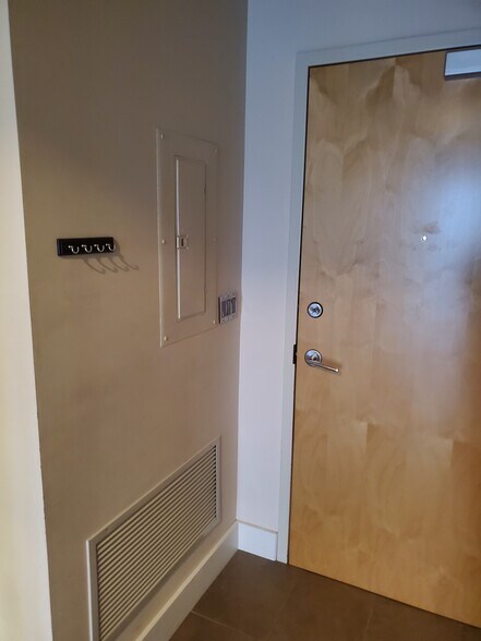 Building Photo - 309 E 5th St