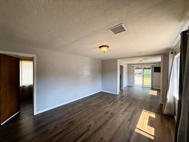 Building Photo - Two Bedroom Home with Bonus Room/Office in...