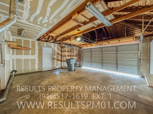 Building Photo - 3 bedroom on a Large Corner Lot